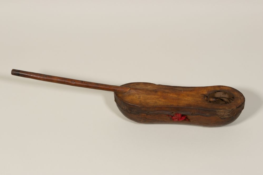 A wooden lute without strings. It is more rectangular than modern banjos.